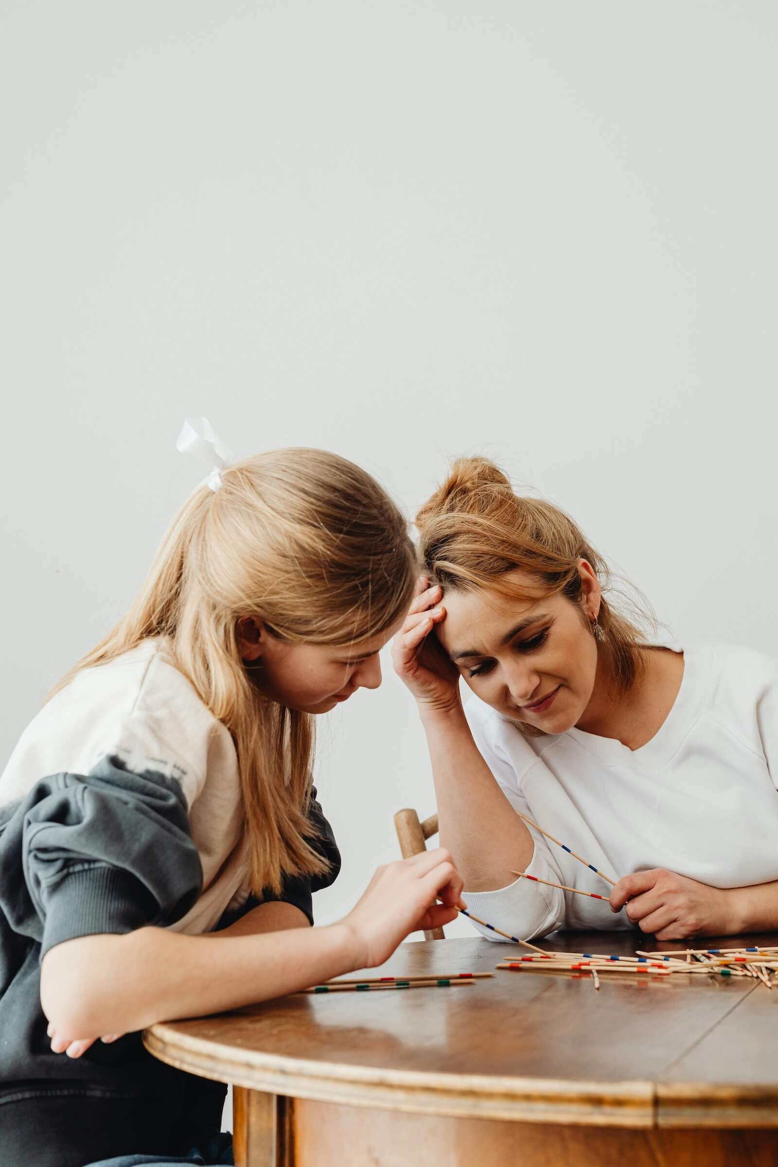 Volwassene in gesprek tijdens coaching bij dyslexie