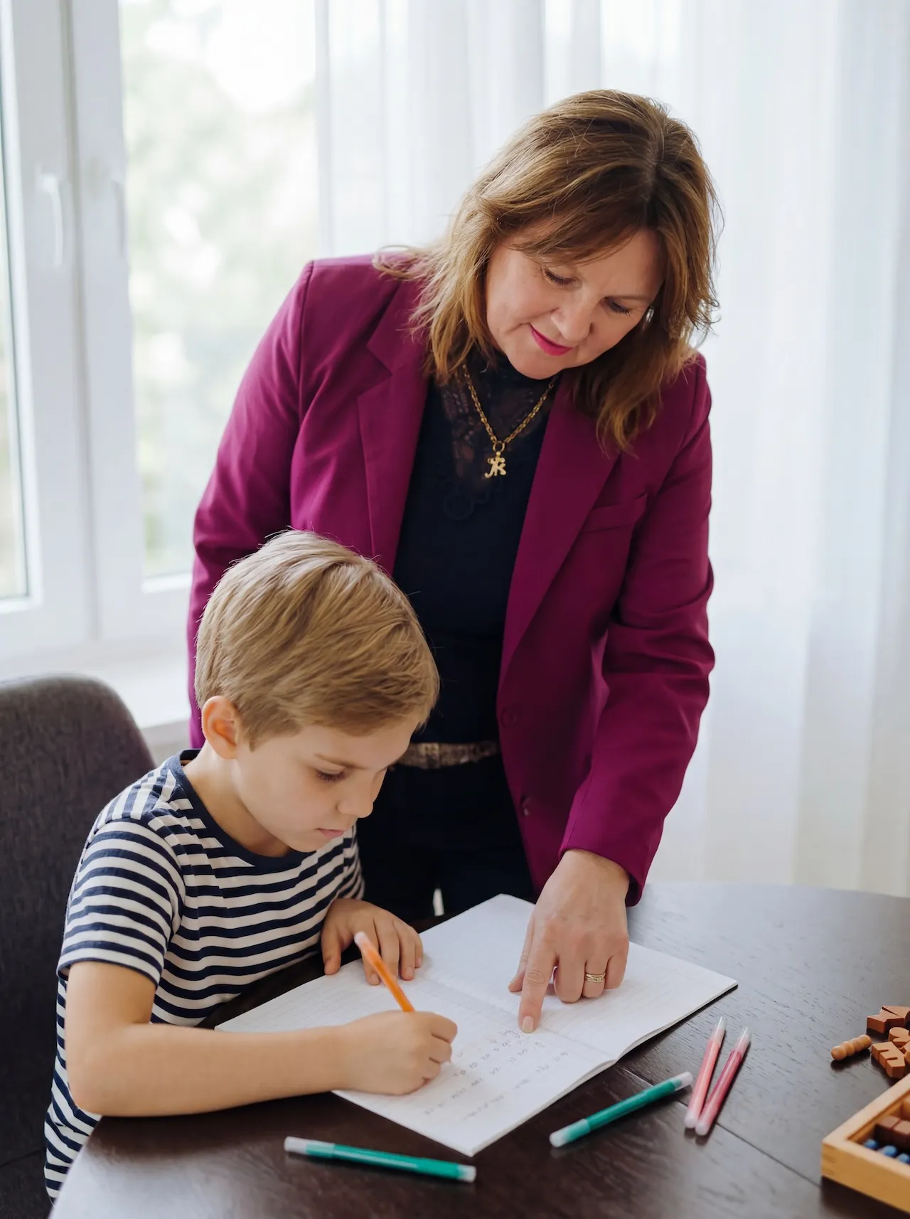 Kind leest hardop tijdens dyslexiebegeleiding bij Wijszijn Coaching in Alkmaar