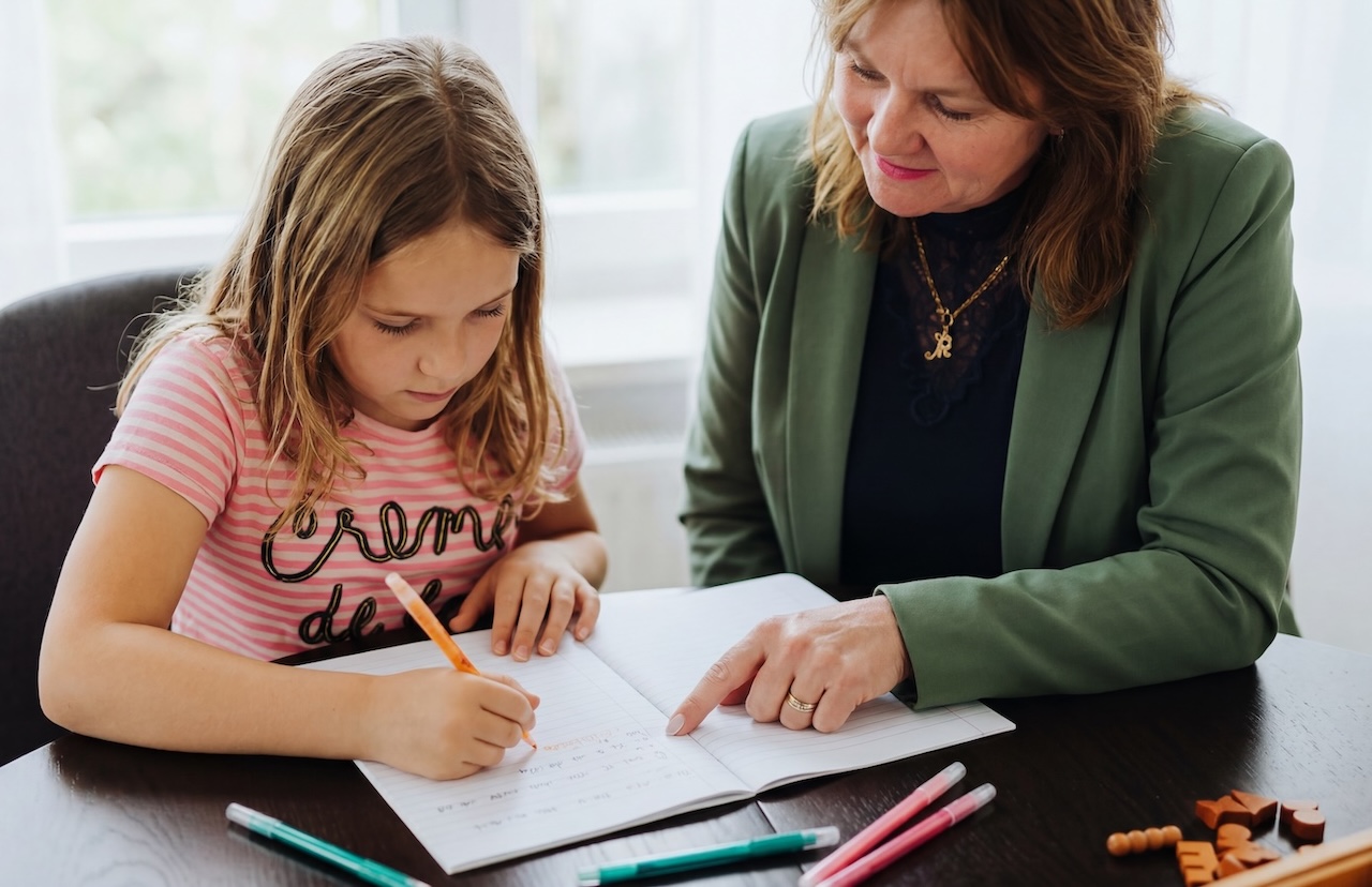 Mandy helpt een kind met schrijven bij Wij(sz)ijn Coaching